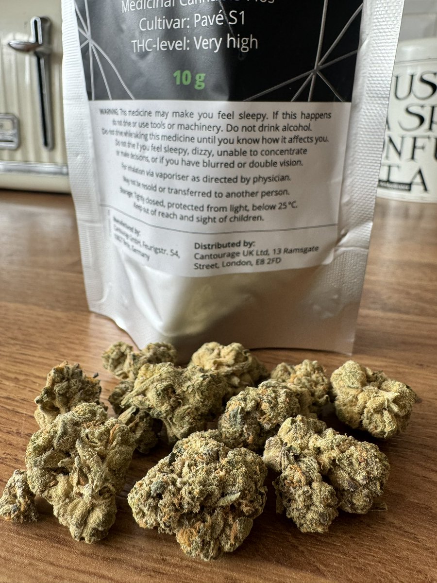 #medicalcannabis Green Karat Pave S1 Non irradiated. My 6th time getting this strain and every time it’s been excellent. The best U.K. medical strain by far. The taste is a crazy minty fuel pine . Just beautiful 🤩 gutted it’s currently sold out 😞