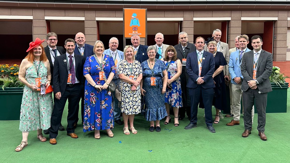 Team BRAVE EMPEROR ready for the Champions Mile! 💙🧡

#TeamMPR | #HKRacing | #FWDChampionsDay