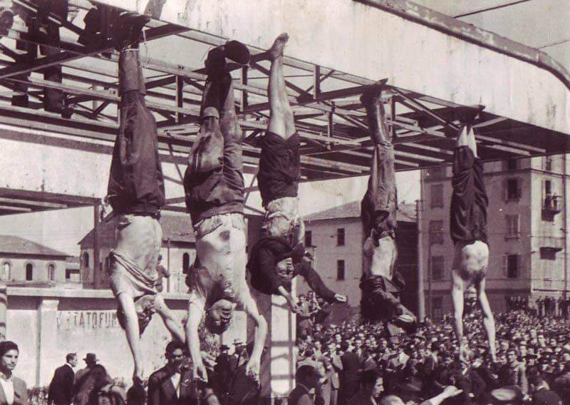 Σαν σήμερα στις 28 Απριλίου 1945, ο φασίστας δικτάτορας της Ιταλίας Μπενίτο Μουσολίνι, η ερωμένη του Κλάρα Πετάτσι και δύο συνεργάτες του, κρεμάστηκαν σε τσιγκέλια κρέατος στην αγορά Λορέττο του Μιλάνο.
.
Ο Λαός δεν ξεχνά, τους φασίστες τους κρεμά !