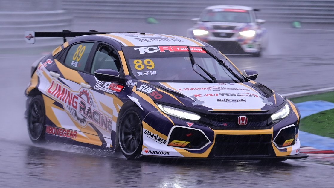 🌏VICTORY🏆 Gao Zhilong wins a wet #TCRChineseTaipei Race 2 at Lihpao; the Liming Racing driver beating BC's Liao Junhao as Hondas fill the top four spots.