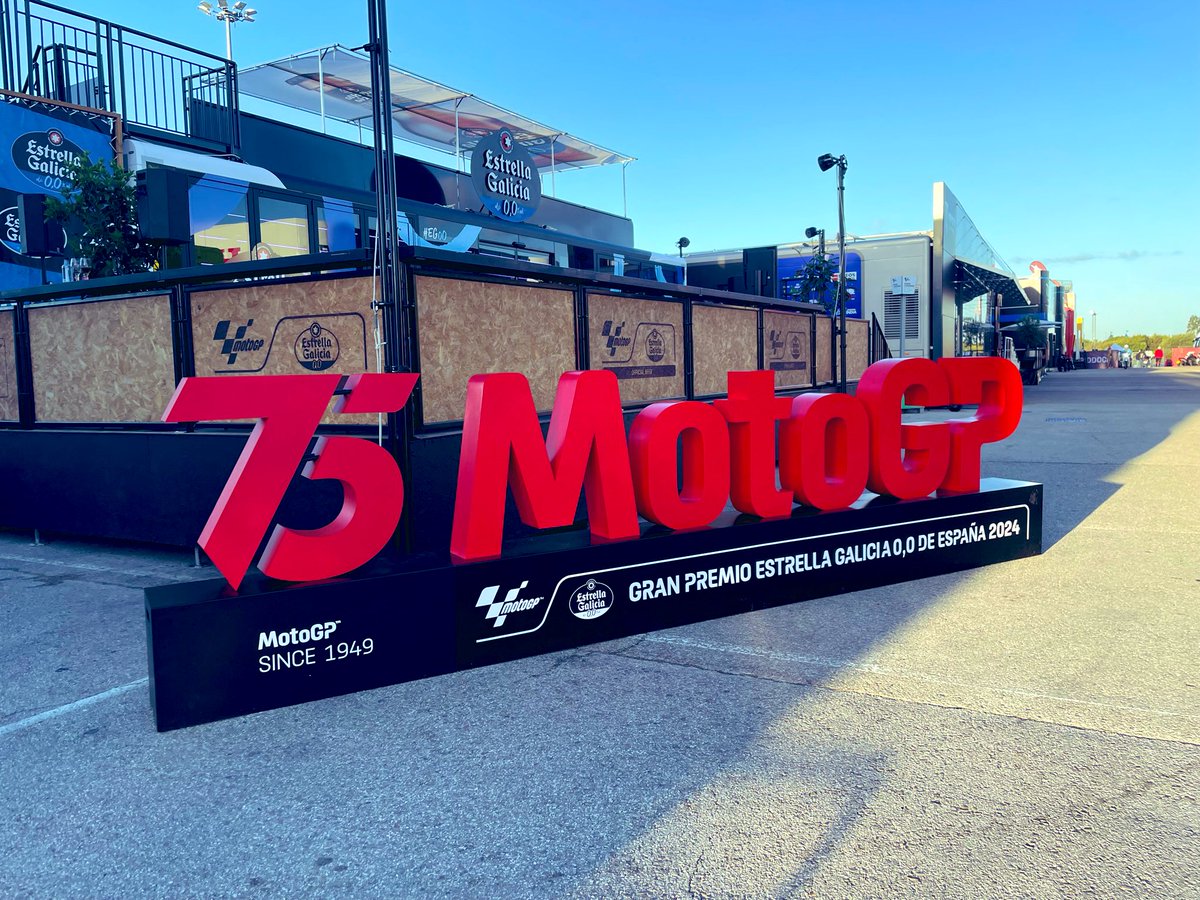 Buen día race fans! Love the atmosphere here. They’ve been in position on the hill since 6am this morning! But could they see a Spanish winner? Marquez, Martin, Acosta….or someone else?? Warming up now and with you until 3pm #SpanishGP 🇪🇸 @motogpontnt