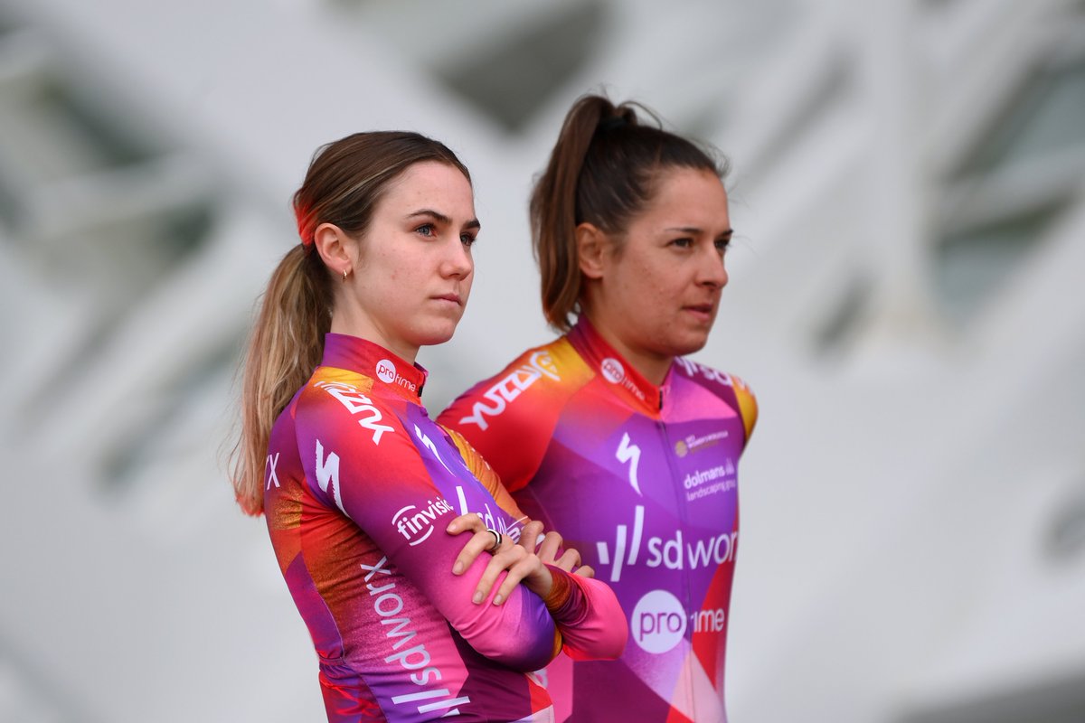 Teampresentation of La Vuelta España Femenina in Valencia.

Estamos listos 🔥🔥🔥

Photo: @GettySport 

#wesparksuccess