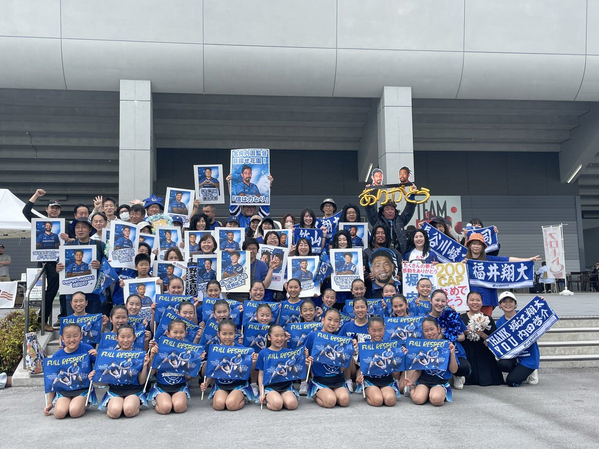 hiropoooooh's tweet photo. 「ワイルドナイツファンだって、
集合写真撮りたいんだもん!」@ホーム最終戦⑪
ラポラちゃん達と一緒
来週の大分でも行ないます!
九州・四国方面のワイルドナイツファンの皆さん
ぜひご一緒しましょう💙⚔️
#埼玉ワイルドナイツ
#SPWK
#王座奪還
#WEAREBLUE
#WK集合写真
#熊谷ラグビー場
#RAPORA https://t.co/kfRgUX8wK7
