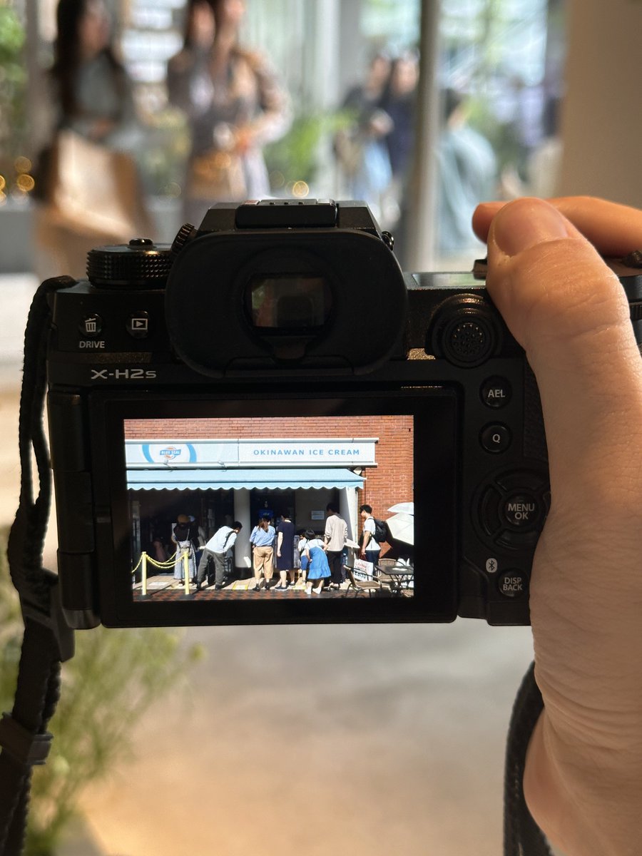 Sabah 9’dan beri Tokyo sokaklarında yürüyüp, fotoğraf çekiyoruz. İlgimizi çeken müzeleri geziyor, sıcaktan bunaldıkça serinlemek için dondurma yiyoruz. Her günü böyle yaşamaya varım, cennette bir gün gibi bir şey.