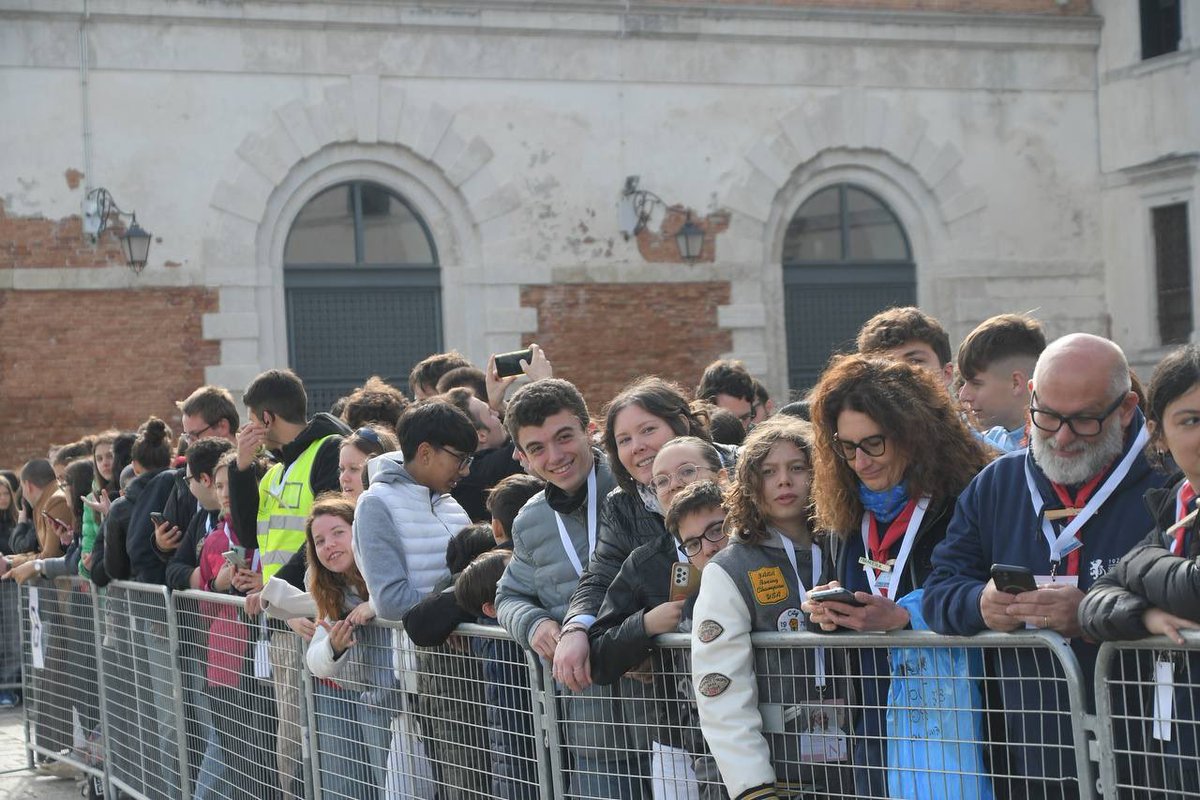 Il Papa incontra i giovani davanti alla Basilica di Santa Maria della Salute! Qui ogni anno si tiene il pellegrinaggio dei ragazzi per la festa solenne del 21 novembre. Un incontro importante e atteso dai ragazzi di #Venezia e delle diocesi del Triveneto, desiderosi di…