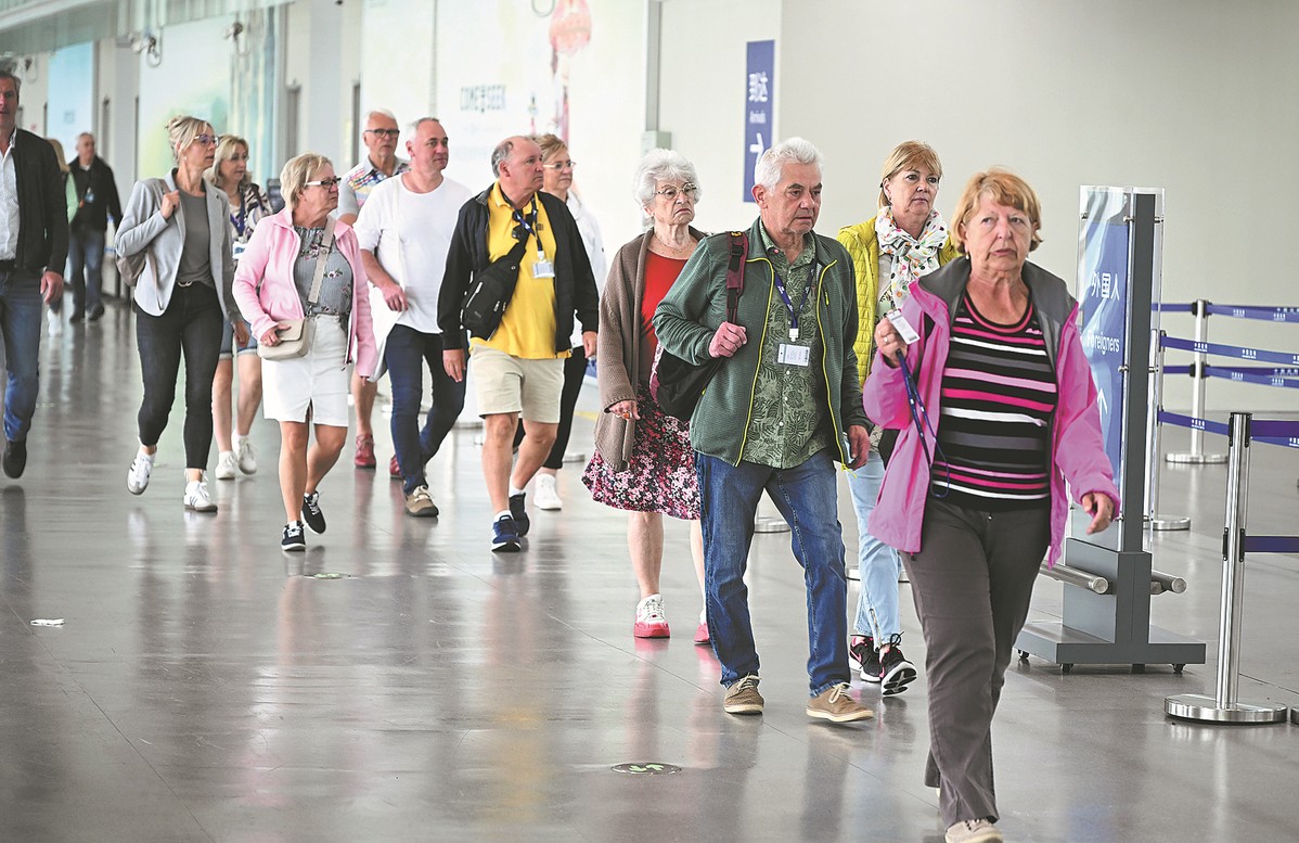 Shanghai welcomed the largest number of travelers on a single cruise trip, as Royal Caribbean's Spectrum of the Seas arrived at Shanghai Wusongkou International Cruise Terminal on Friday morning, according to official data.