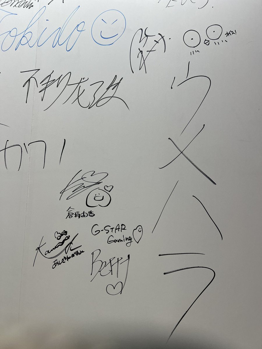 #EvoJapan2024 入り口にある #ROHTOZ さんのパネルにサインをG-STAR Gamingで書かせて頂きました☺️ウメさんの隣！