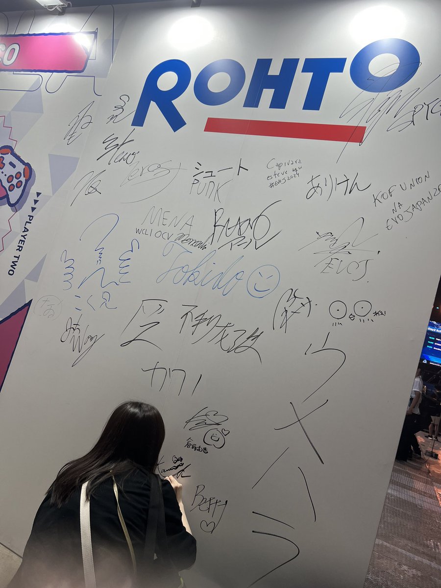 yukakuramoti's tweet photo. #EvoJapan2024 入り口にある #ROHTOZ さんのパネルにサインをG-STAR Gamingで書かせて頂きました☺️ウメさんの隣! https://t.co/aFRzViGPrA