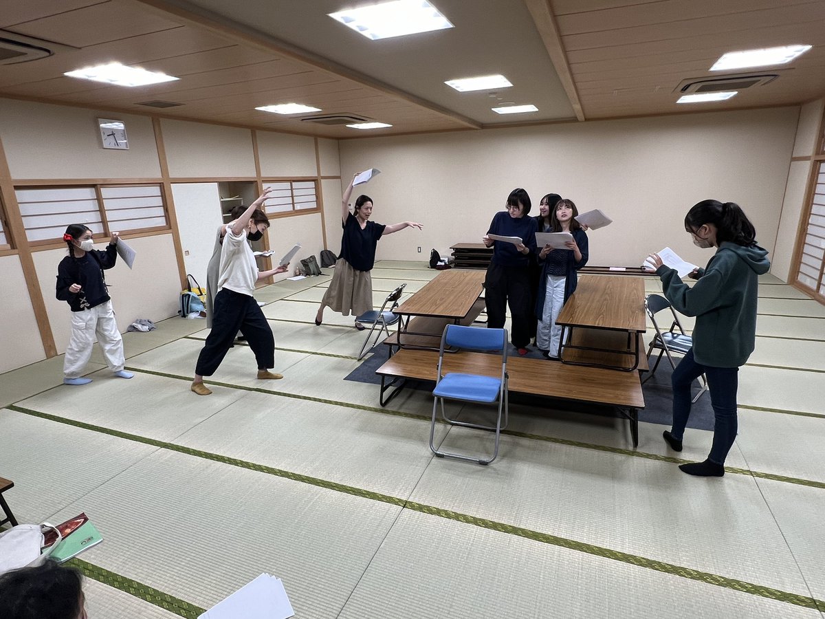c_musicalaca's tweet photo. 修正された台本の読み合わせと、前半の稽古をしました。改めて登場人物の気持ちや性格をみんなで想像して、作り上げていきました。その人の持ってる気持ちと、話す相手によって気持ちを隠したり隠さなかったり、、、関係性によっても言葉のイメージが移り変わっていって難しいけど面白かったです。 https://t.co/yuF2jtSkms