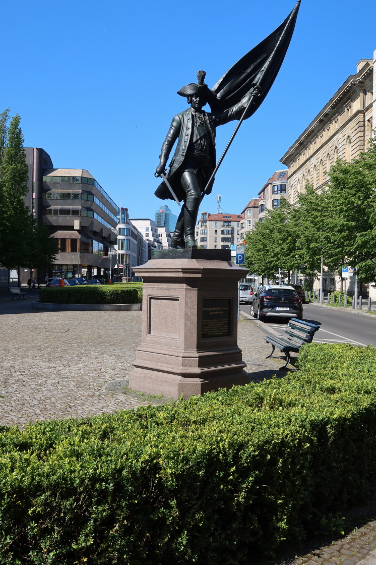 Mit wehendem Banner und gezogenen Schwert
Generalfeldmarschal Graf von Schwerin 
Zietenplatz