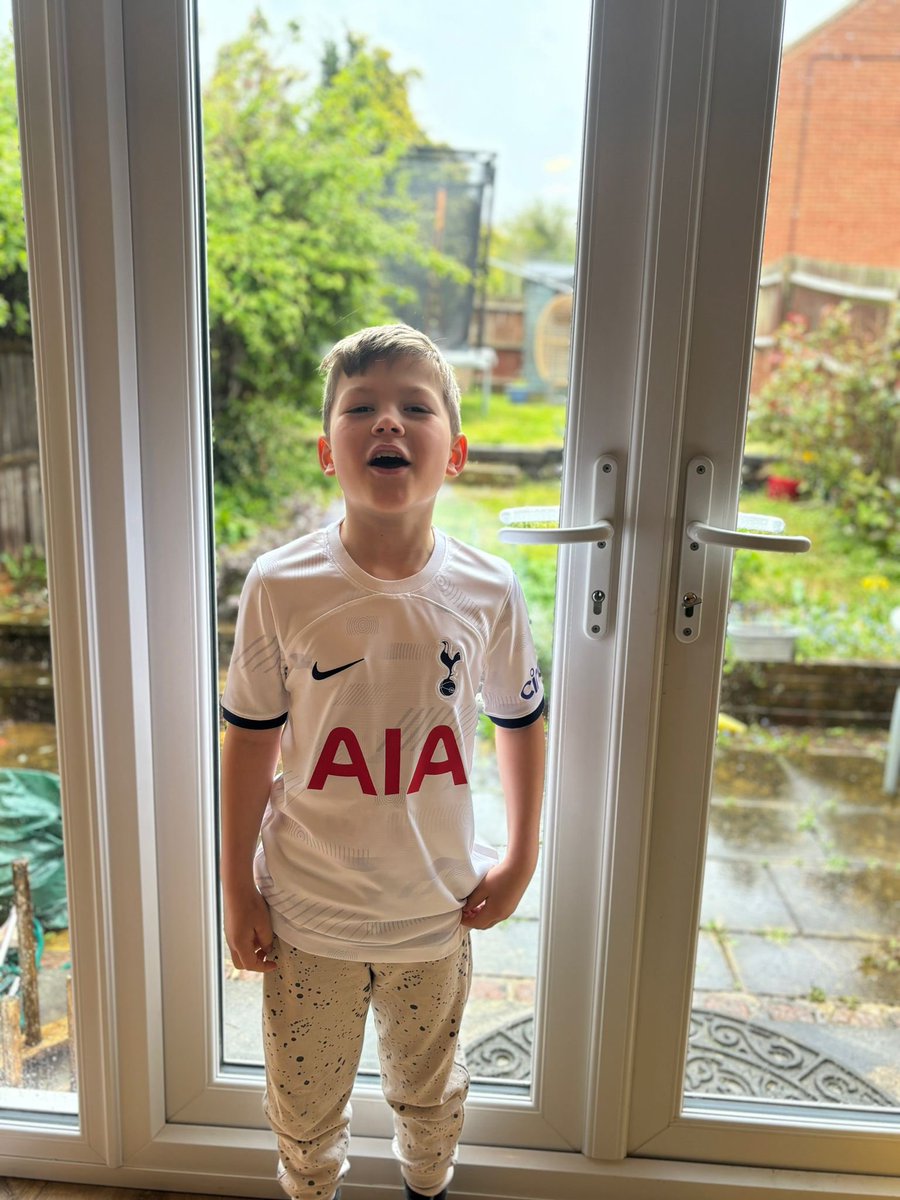 Laura Oakley tweet media