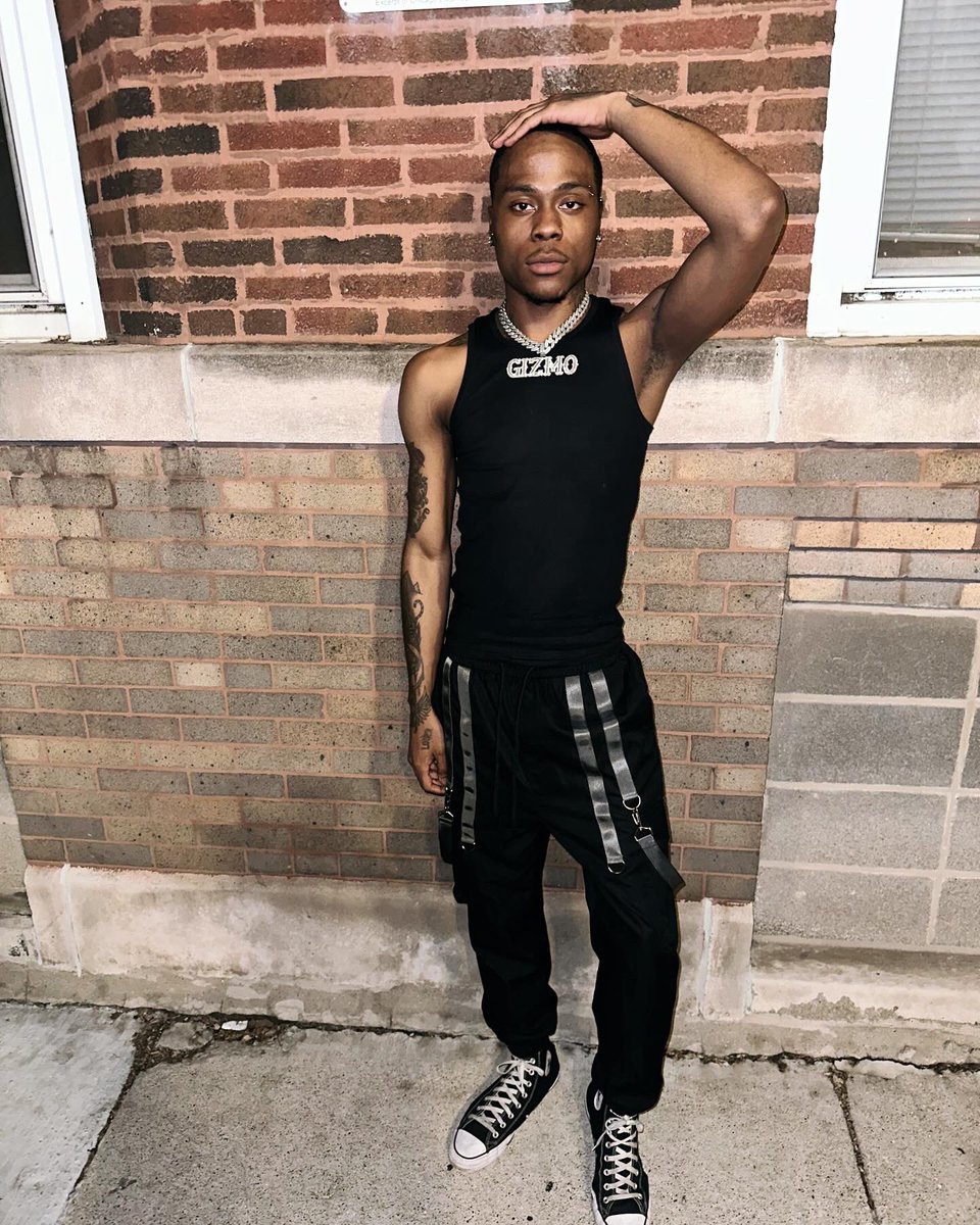 PrettyBoiiGizz's tweet photo. ꜱɪᴘᴘɪɴ’ ᴏɴ ꜱᴇʟꜰ-ʟᴏᴠᴇ, ɴᴏ ᴄʜᴀꜱᴇʀ.🤪🖤.
#muah💋 #vibes #mood #lovingmefirst #pressureseason 🩶 https://t.co/UdGFgCyirs