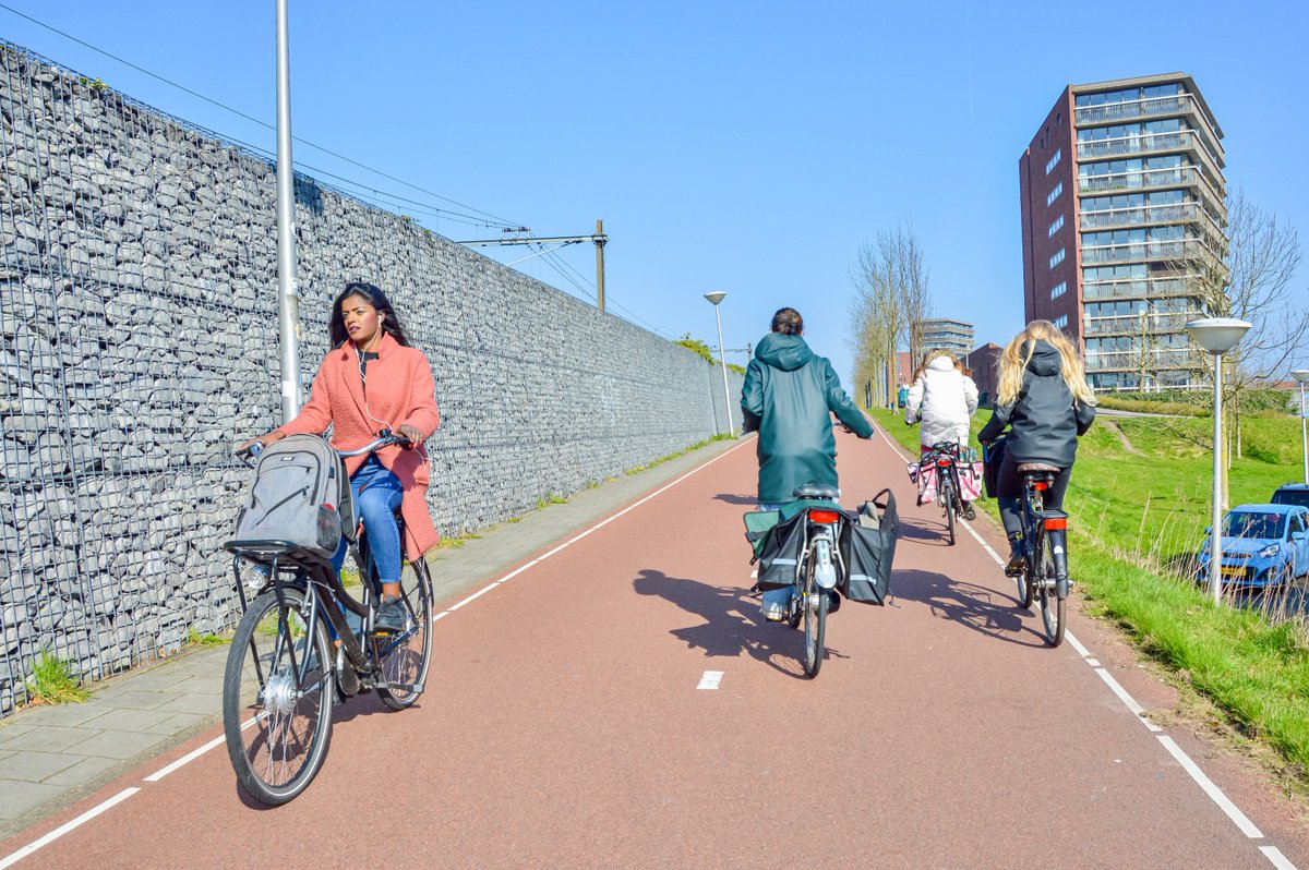 'Doorfietsroutes' (cycle-through route) = a long-distance cycle route constructed to encourage people to take the bike more in their commute to work. 🚲 146km of “doorfietsroutes” were added in 2023 in The Netherlands Learn more: fietsberaad.nl/Kennisbank/Doo…