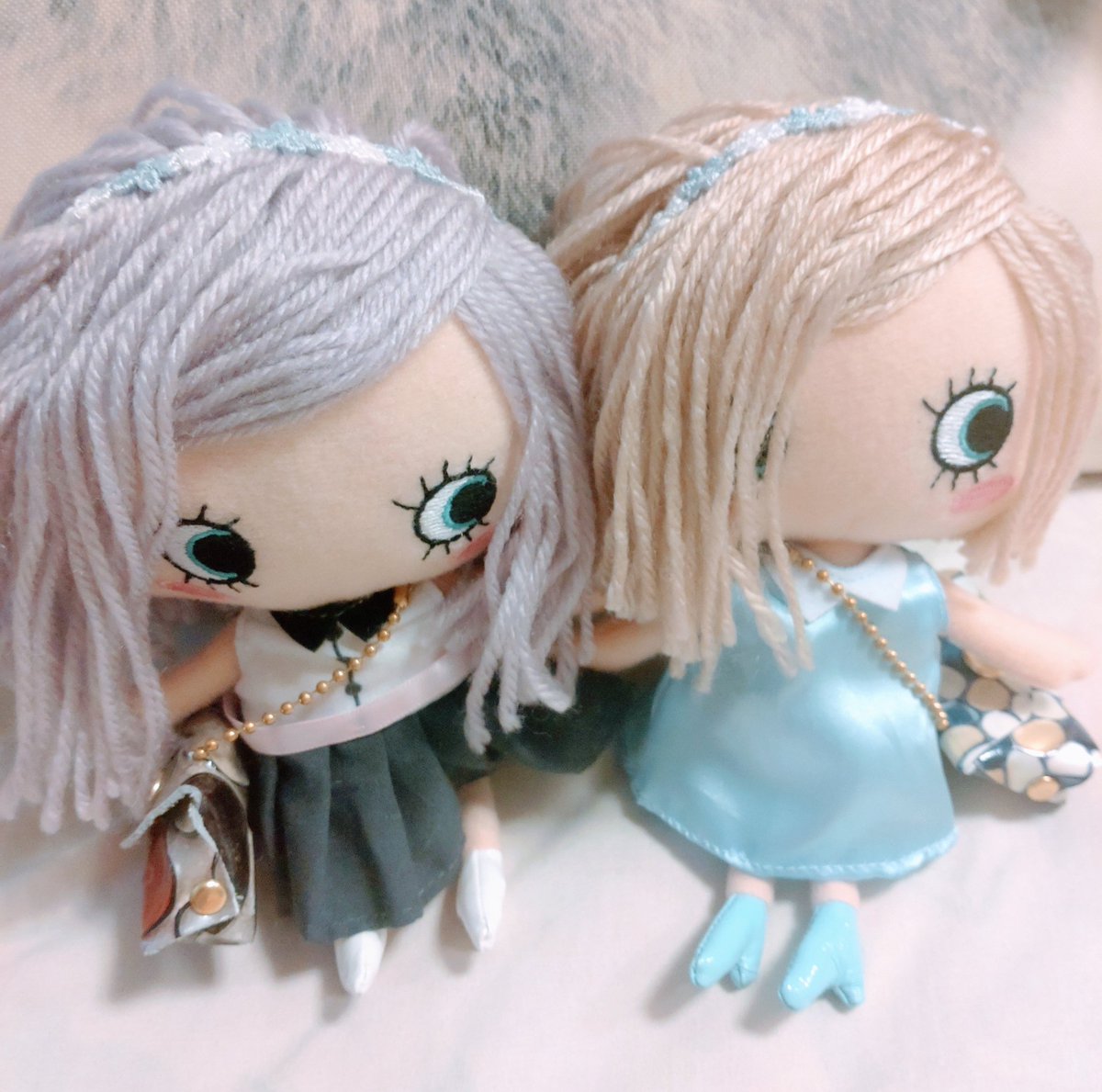 postino_3's tweet photo. 新入りのエーマリーちゃんと仲良くしたいビーマリーちゃん❤勇気を出してファイト一発🤝なんとかお手々をつなぎます❁✾❁そんなふたりのためにおそろいのお花のカチューシャをプレゼント✾❁✾3コマ人形劇でした　#ぬい撮り　#ハッピードール　#エーマリー　#ビーマリー　#かわいい　＃カチューシャ https://t.co/zqvvwobnVU