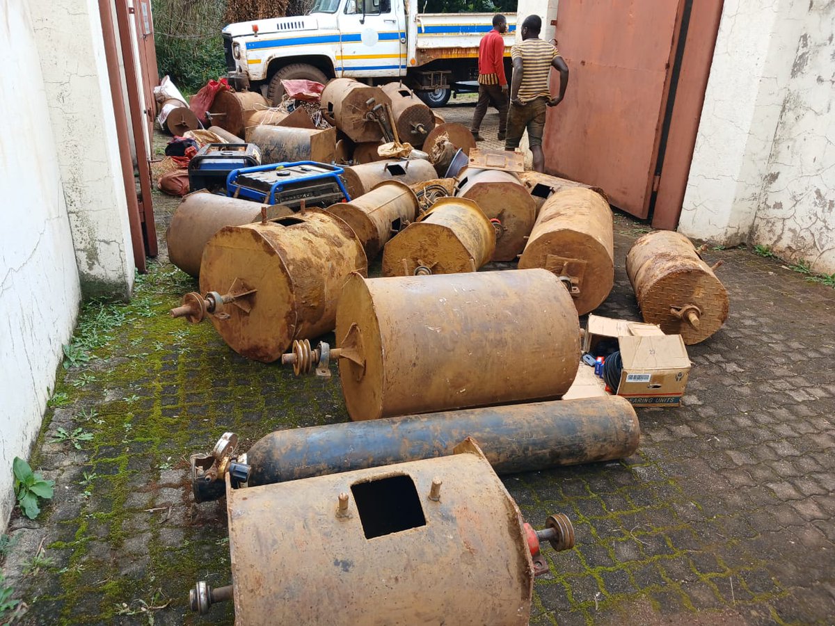 #sapsMP Operation Vala Umgodi, conducted in the early morning hours of Saturday, 27/04 in Pilgrims Rest, led to the recovery of live rounds of ammo and various implements suspected to have been used in #IllegalMining activities. 11 Undocumented persons, aged between 18 and 35,…