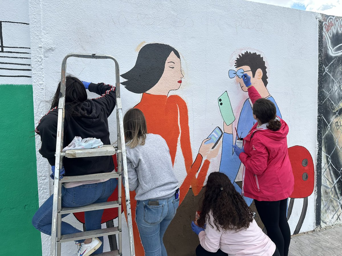 JSAnoverdeTajo's tweet photo. Participando como cada año en el Certamen de Arte Mural de la Semana Cultural: “La vida es eso que pasa mientras miras el móvil”. https://t.co/xlocvXIoVd