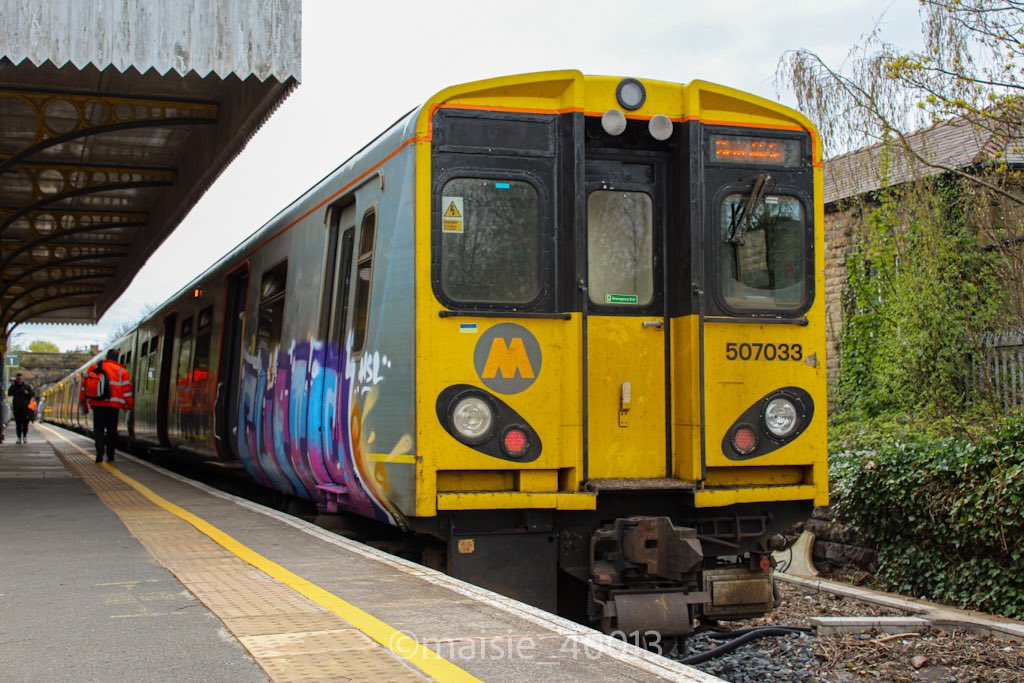 507003 & 507033 stand at Ormskirk waiting to start 2G50 1404 Ormskirk to Liverpool Central
12/04/2024
#class507 #pep #merseyrail #ormskirk #northernline #liverpool