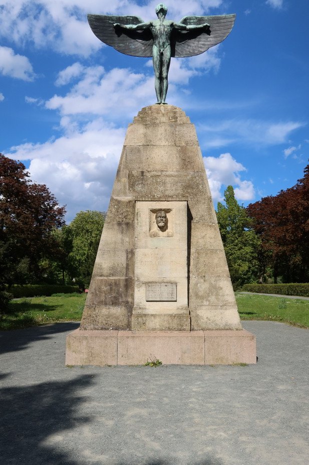 Hinweis: Die Skulptur von Lilienthal steht in einem anderen Park, der ziemlich weit von der Gedenkstätte entfernt ist.