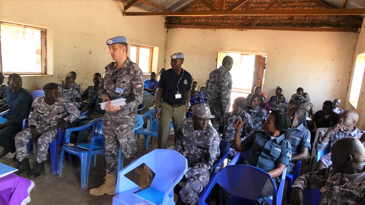 La paix commence avec la sécurité. À Wulu, au Soudan du Sud, @unpol / @unmissmedia ont formé 50 agents de la police locale aux stratégies visant à renforcer l’ordre public et à désamorcer de potentielles situations de troubles civils. 👉ow.ly/Gtc950RpAf2 #PeaceBegins
