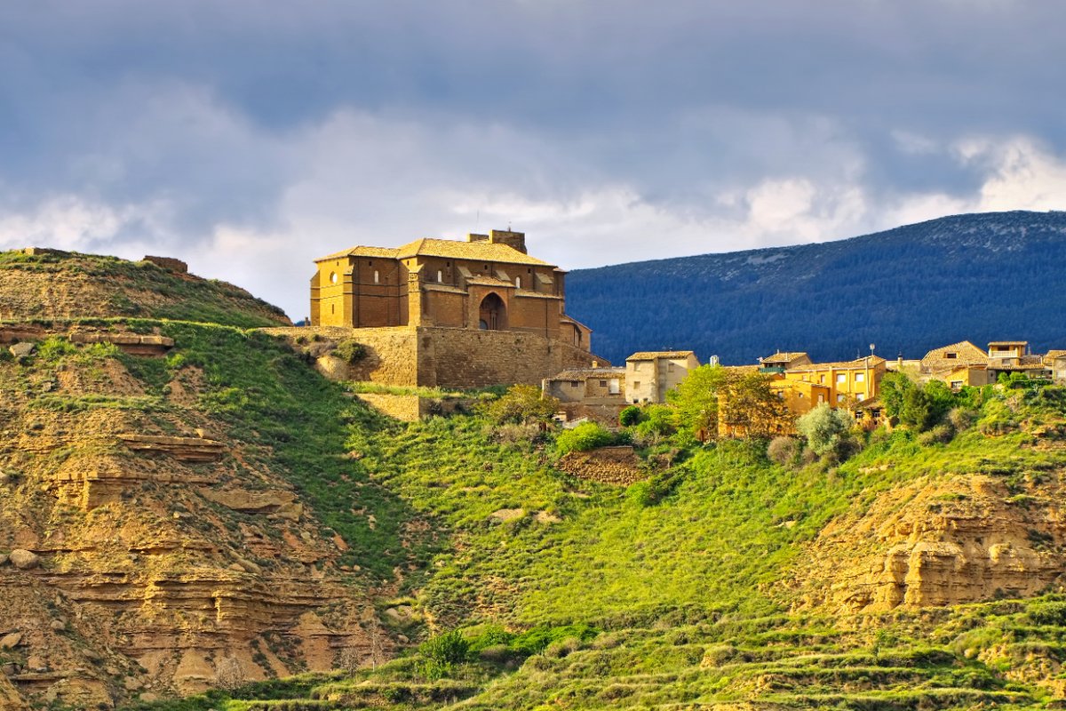 Huesca_LaMagia's tweet photo. #Bolea donde la majestuosa Colegiata ⛪ de Santa María la Mayor se eleva en el punto más alto del pueblo. Este impresionante monumento 😍 del Renacimiento te espera para desvelar su historia y belleza. ¿te animas a descubrirlo esta #primavera? 🌸 https://t.co/iuDOJBLP3B