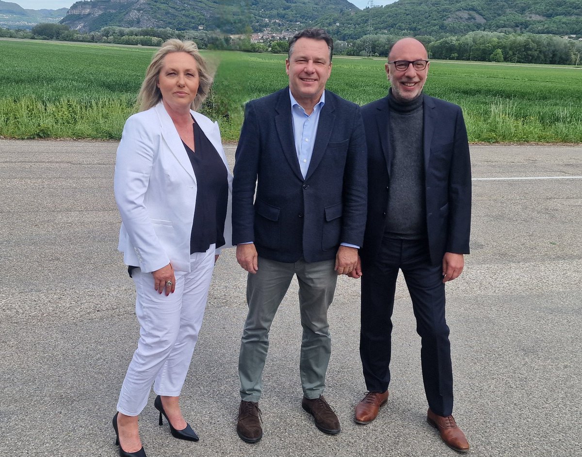 NatGermain's tweet image. 🔴 Le @RN38_officiel a eu l'honneur de recevoir @jllacapelle député européen pour les élections européennes du 9 juin !

Le 9 juin, c'est un seul tour, un seul jour, un seul vote, celui de @J_Bardella 

➡️ ALLEZ VOTER 🇨🇵
#VivementLe9Juin 
#LaFranceRevient 
facebook.com/share/p/n4Pd6K…