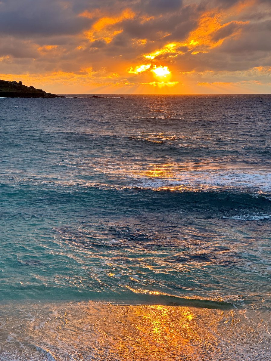 Porthmeor sunset.
#cornwall #kernow #lovecornwall #uk #explorecornwall #cornishcoast #sea #ocean #visitcornwall #greatbritain 
#capturingcornwall #stives #stivescornwall #igerscornwall #porthmeor #surf #waves #beach #surfing #sunset #spring #cloudporn #redsky @beauty_cornwall