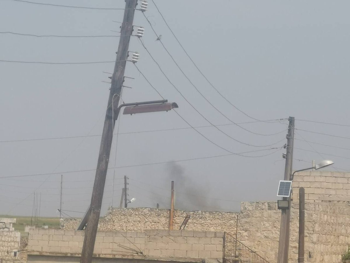 #ACİL

Dün gece #Serakip ve #Cerablus hattında büyük darbe alan Tc ve çeteleri an itibariyle Efrin kırsalının #Şerawa ilçesine bağlı sivillerin yaşadığı '#Bineh' köyünü ağır toplarla bombalıyor.