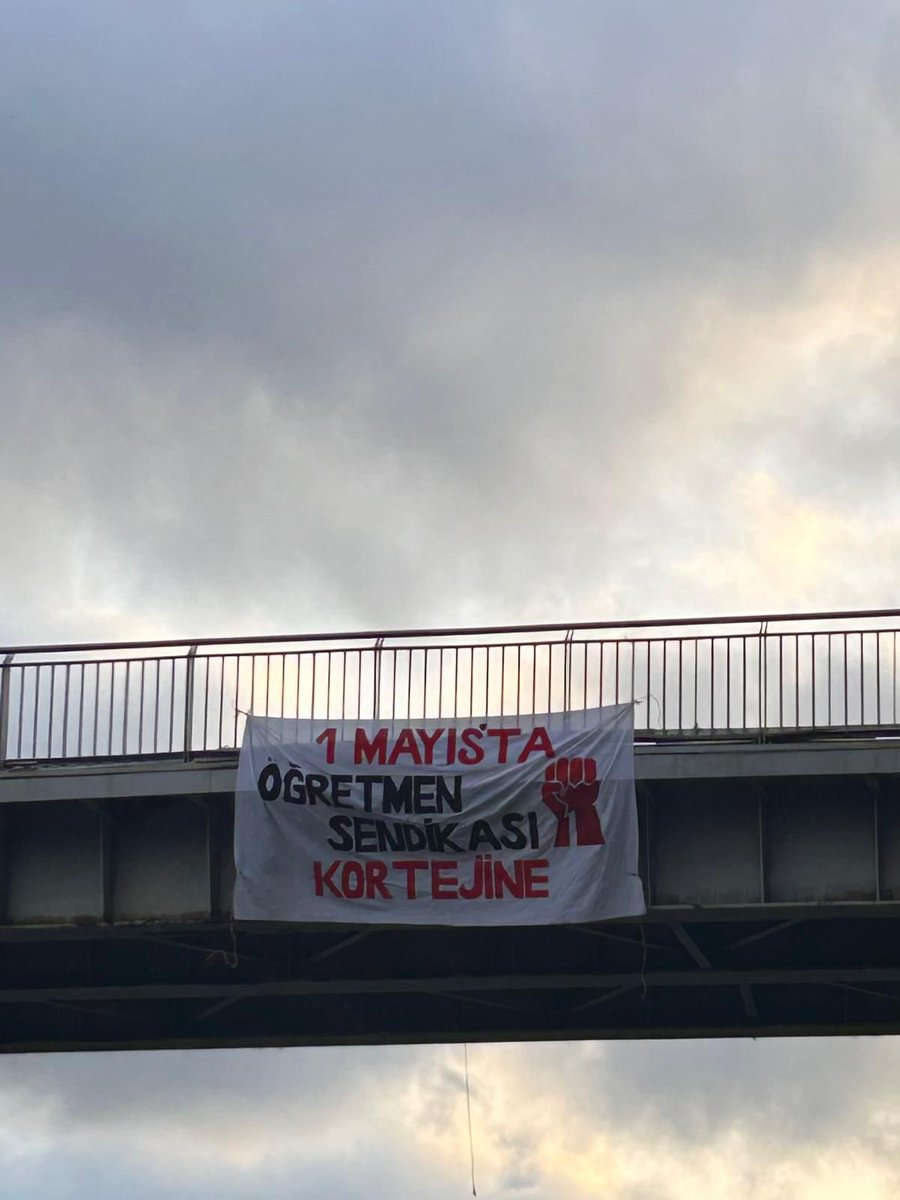 ❗️İstanbul I Mecidiyeköy metrobüs durağı köprüsüne pankartımızı astık. Yalanlara, dolanlara, oyunlara karşı onurlu mücadelemiz sürüyor. #1Mayıs’ta #TabanMaaşıAlacağız demek için alanlardayız ✊🏾 #YusufTekinYalanSöylüyor #YusufTekinİstifa @tcmeb @Yusuf__Tekin