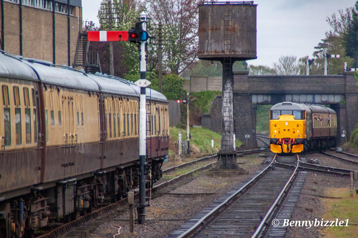 #SemaphoreSunday the glorious 31108 approaches Loughborough platform one yesterday at the @GcrGreat spring diesel gala. As you might imagine my visit was centred around this loco. My content might be more ped heavy than usual for a few days!!