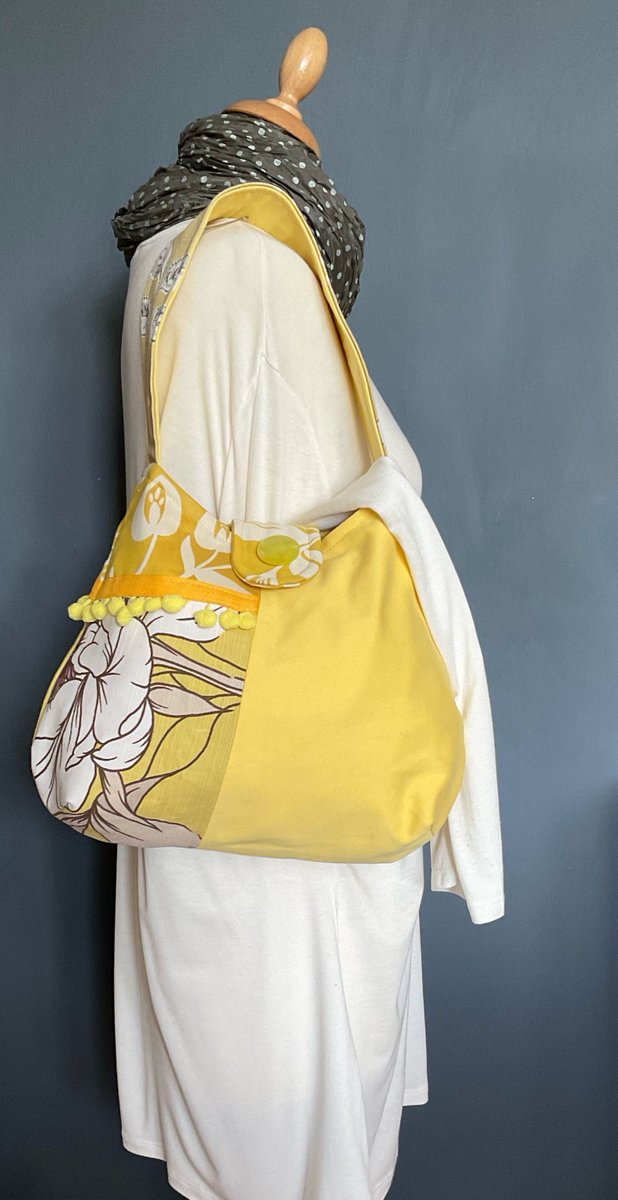 NEW!!! A corker of a Girly Bag here in a sunny yellow. Don’t miss out, as a one off once it’s gone, it’s gone #UKGiftHour #MHHSBD #SBS buff.ly/2F1nKi1
