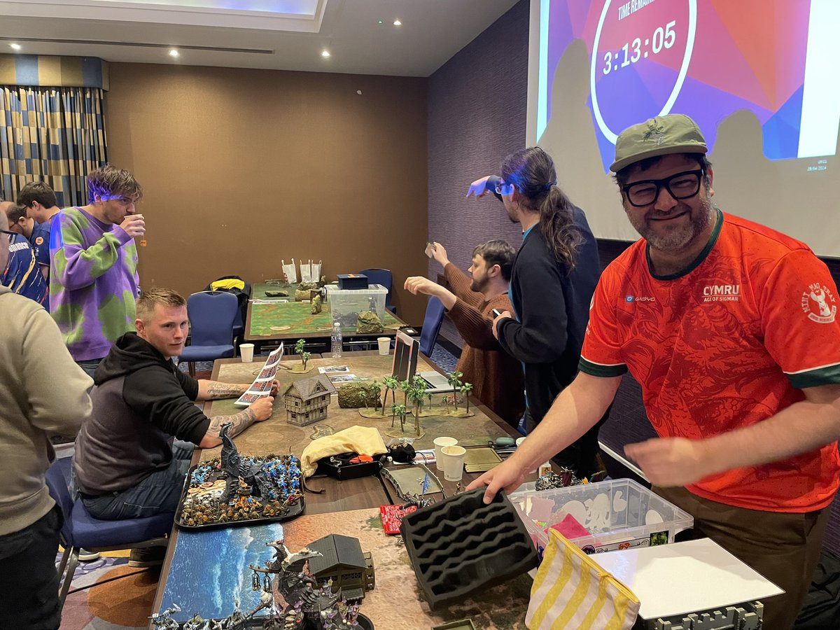 Imagine turning up for round four on middle tables and facing this spare player.