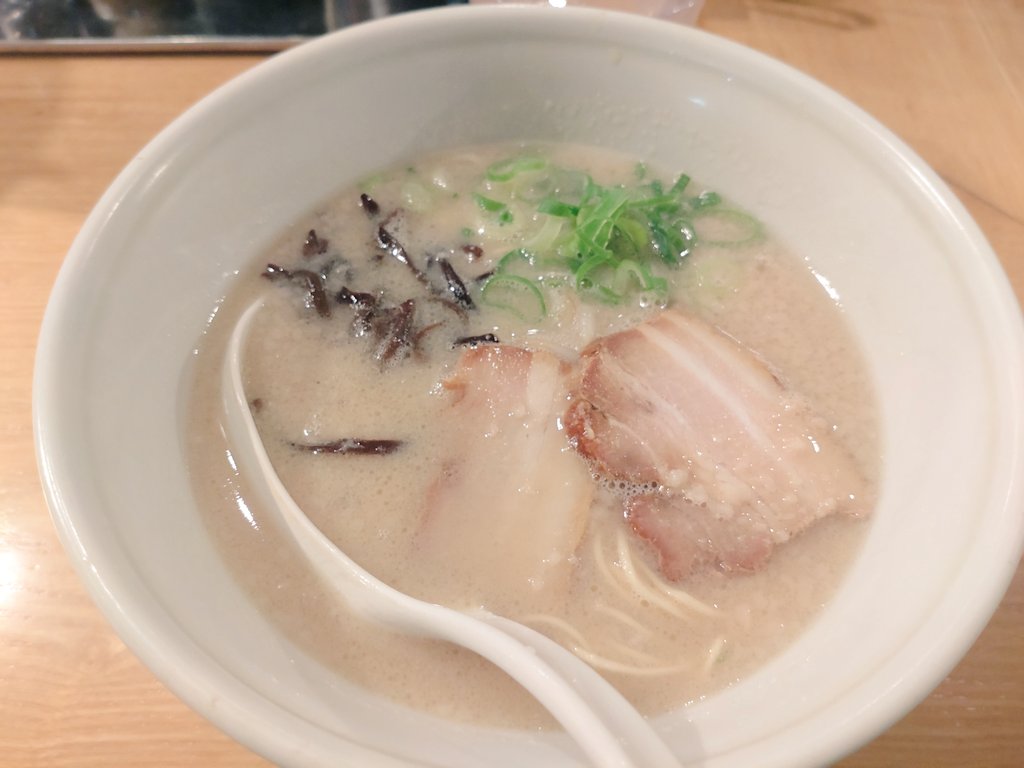 久々に一人ラーメン🍜
やっぱラーメンは博多が一番好きです🫶