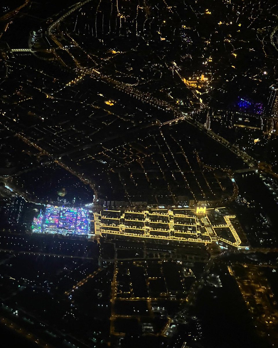 Fue ya, pero ¡mirad EL FOTÓN desde el avión! Se ve hasta el espectáculo de luz del Alcázar. QUÉ CIUDAD TENEMOS