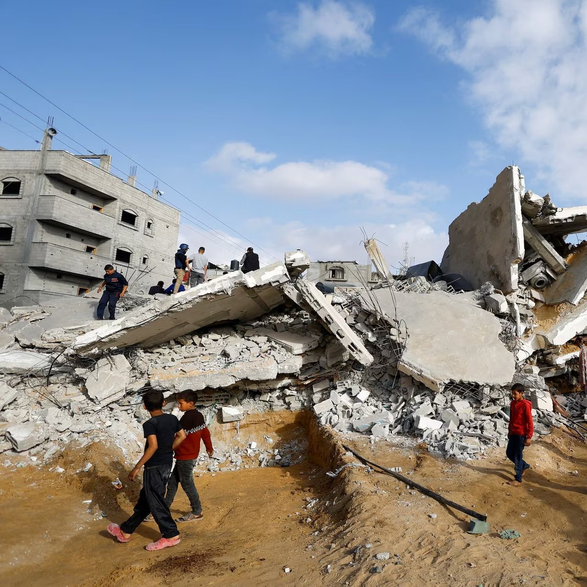 🚨🇺🇸🇮🇱U.S OFFICIALS: ISRAEL MAY BE BREAKING INTERNATIONAL LAW IN GAZA

A leaked internal memo from senior officials to Blinken revealed they do not find Israel’s assurances they are using U.S supplied weapons in accordance with international law “credible or reliable.”

Four…