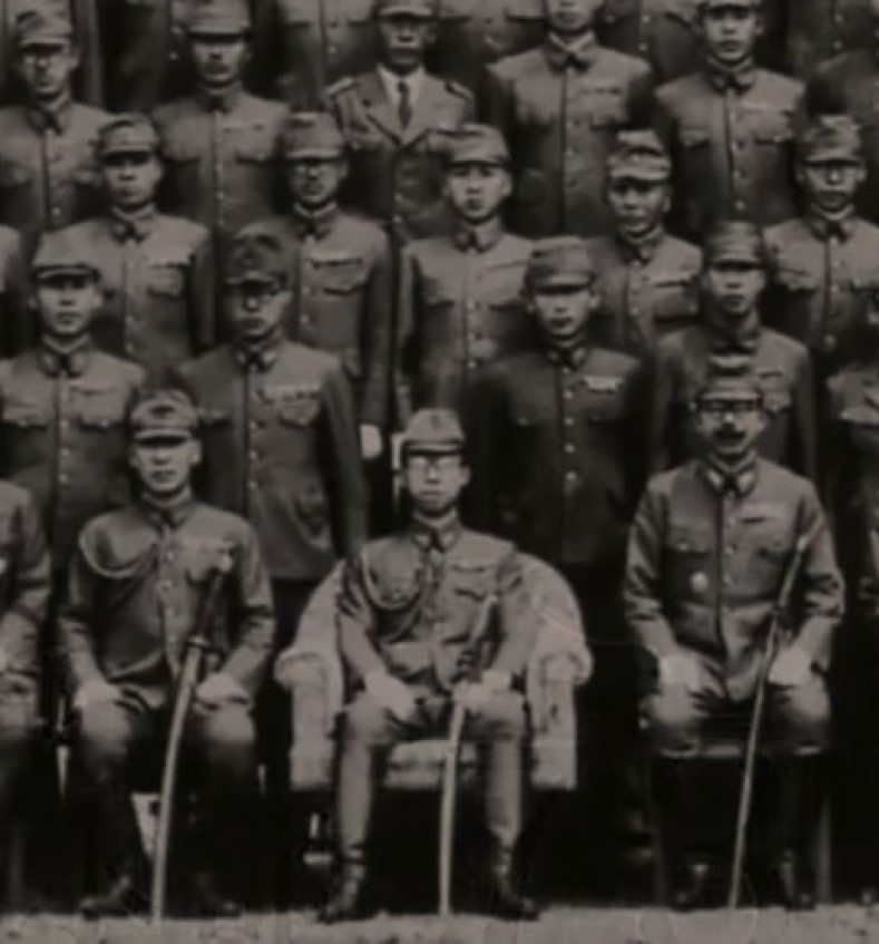 関東軍防疫給水部の集合写真のアップ。
前列右の人物は石井部隊長だわな。真ん中の人は宮ｻﾝだわな。何宮ｻﾝだろうか？