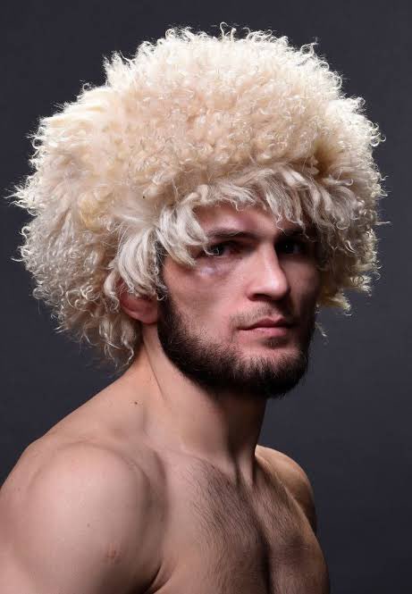 🚨 Arman: ‘’Khabib’le Jon Jones’u kıyaslamak mı? Jones’un kaç kemer koruması var 12 mi 15 mi? Khabib’in UFC’deki toplam maçı o kadar. Eğer ‘komple’ MMA dövüşçülerinden bahsediyorsak, bunlar Jon Jones, GSP ve Demetrious Johnson’dır.’’