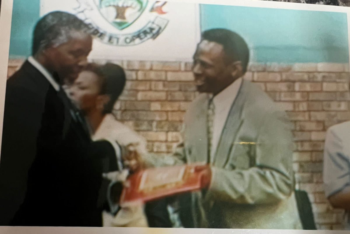 ZANewsFlash's tweet photo. PICS: In the early days of democracy Hlaudi Motsoeneng practiced as a journalist (for SABC/Lesedi FM) and bagged awards. Here he is seen receiving an award from former President Thabo Mbeki. https://t.co/zvOjonfZcZ