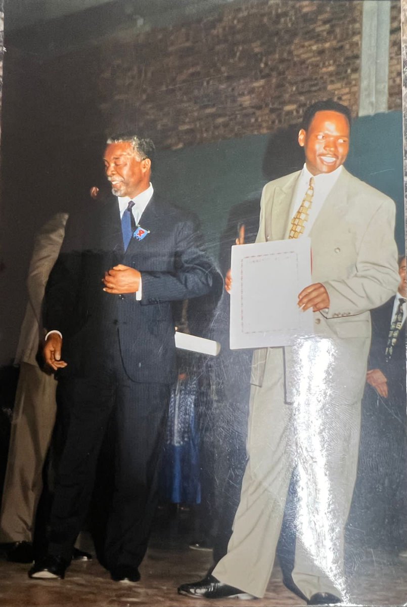 ZANewsFlash's tweet photo. PICS: In the early days of democracy Hlaudi Motsoeneng practiced as a journalist (for SABC/Lesedi FM) and bagged awards. Here he is seen receiving an award from former President Thabo Mbeki. https://t.co/zvOjonfZcZ
