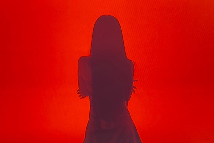 lleedaain's tweet photo. ♡ ⊹ .. ☎️ Caught in the crimson glow. It's like being enveloped in a warm hug from the sun itself, with every 𝐬𝐡𝐚𝐝𝐞 𝐨𝐟 𝐫𝐞𝐝 painting the world around me.  = ︭︦♡ https://t.co/agbbzl8NCe