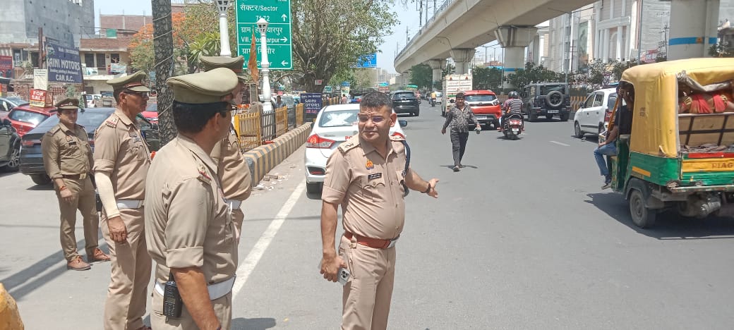 .@dcptrafficnoida द्वारा प्रस्तावित वीआईपी कार्यक्रम के अवसर पर सेक्टर–52 में मार्ग एवं पार्किंग व्यवस्था का निरीक्षण किया गया एवं संबंधित को आवश्यक दिशा–निर्देश दिए गए। यातायात हेल्पलाइन नं०–9971009001