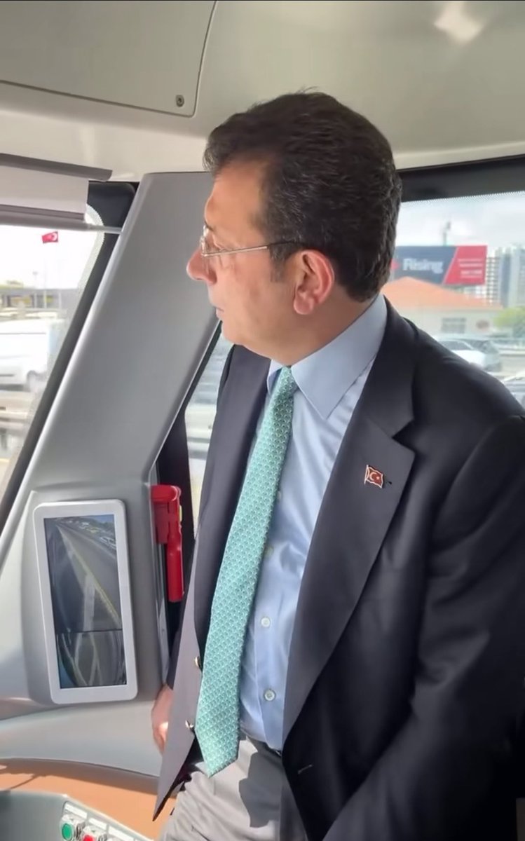 İBB Elektrikli Metrobüs testlerine başlamış. Şarjı bitmiş,kablosu kopmuş metrobüslere hazır olun İstanbul halkı...😏