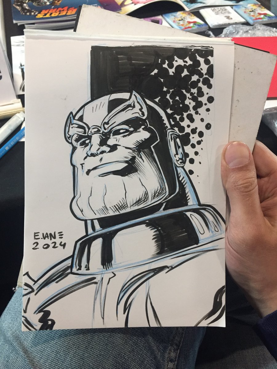 #Parisfanfestival jour 1 ! On donne dans le (micro) cosmique avec #Thanos #Saltarella et #Photonik . Il me reste un Mikros à finir et une commission Daredevil. Hâte de voir ce qu’on va me demander aujourd’hui ! #comics #convention #sketch #drawing #marvel #Lug #vanelslandeart