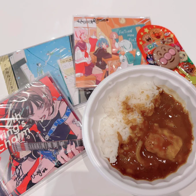 超会議満喫セット。あと何枚かCD買いました!いいクリエイターさんがいっぱいでしあわせあとアンパンマンチョコくじを作って関係者に挨拶してました、あかちゃんマンがレア枠でした。瑠璃姐さんのカレーも食べた!ずっと姐さんの声が聞こえてくるの最高だった姐さんSUKI… 