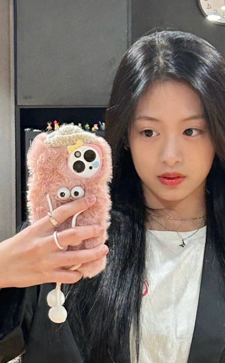 lleedaain's tweet photo. 📞₊ Chillin' with my 𝒑𝒉𝒐𝒏𝒆 𝒔𝒒𝒖𝒂𝒅! From my quirky pot-shaped case to the adorable pink fuzzy monster, and of course, can't forget my trusty black bunny ears! ૮꒰ྀི ⸝⸝ ›̥̥̥ ·̭ ‹̥̥ ꒱ྀིა https://t.co/BfahOUja1o