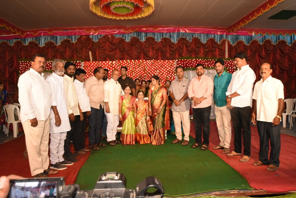 DamodarCilarapu's tweet photo. జోగిపేట పట్టణానికి చెందిన దిశ రెపోర్టర్ రాజు గారి కూతుళ్ళ నూతన వస్త్రధారణ మహోత్సవానికి హాజరై చిరంజీవులను ఆశీర్వదించిన రాష్ట్ర వైద్య ఆరోగ్య శాఖ మంత్రివర్యులు
దామోదర రాజనరసింహ గారు
#దామన్న
#HealthMinister
#DamodarRajanarasimha
#CDR
#Damanna
#Andole
#SangareddyDist
#Medak
#CongressParty