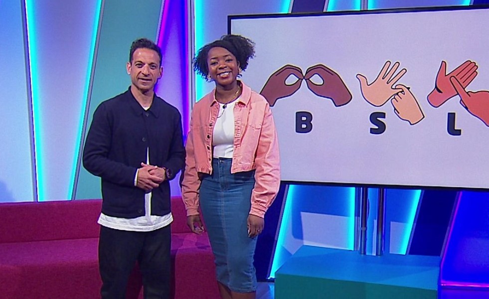 To celebrate #NationalBSLDay, the live @BBCNewsround bulletin was co-presented by Emma-Louise and deaf presenter Memnos Costi. You can watch the fully signed programme here bbc.co.uk/newsround/news…