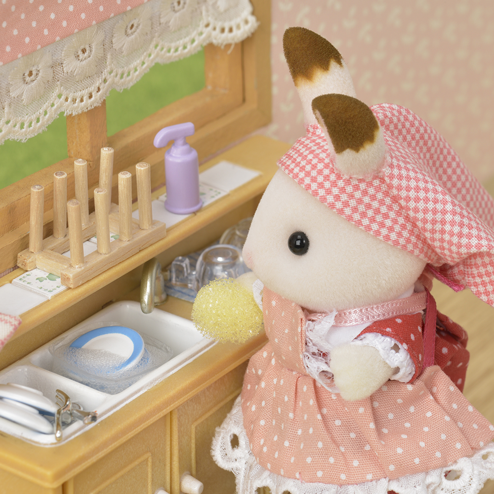 Freya is always very helpful around the house. 🧹 Now she’s washing the dishes. It looks like she’s doing a great job too! 🧼 What kind of chores do you like to help out with? 🧺 #chores #house #home #family #helpful #fun #sylvanianfamilies #sylvanianfamily #sylvanian