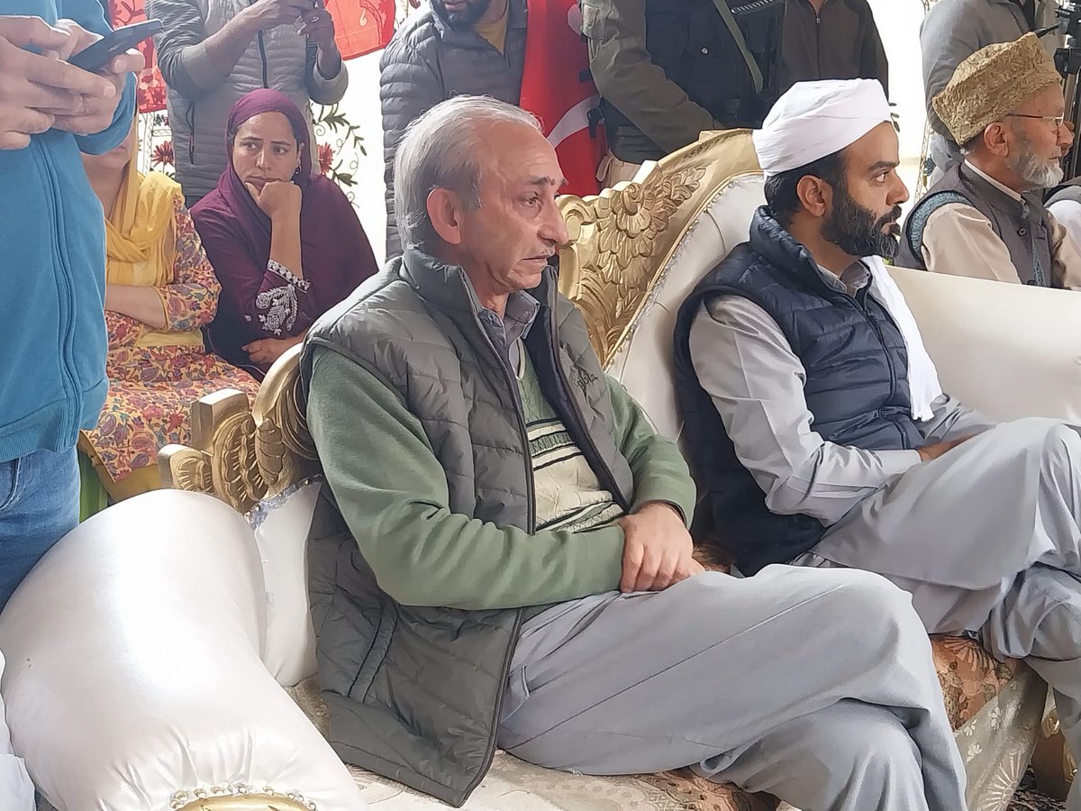 AMDarJKNC's tweet photo. Jenab Aga Syed Ruhalla is at Kralapora Chadoora today https://t.co/1x57nn7VXV