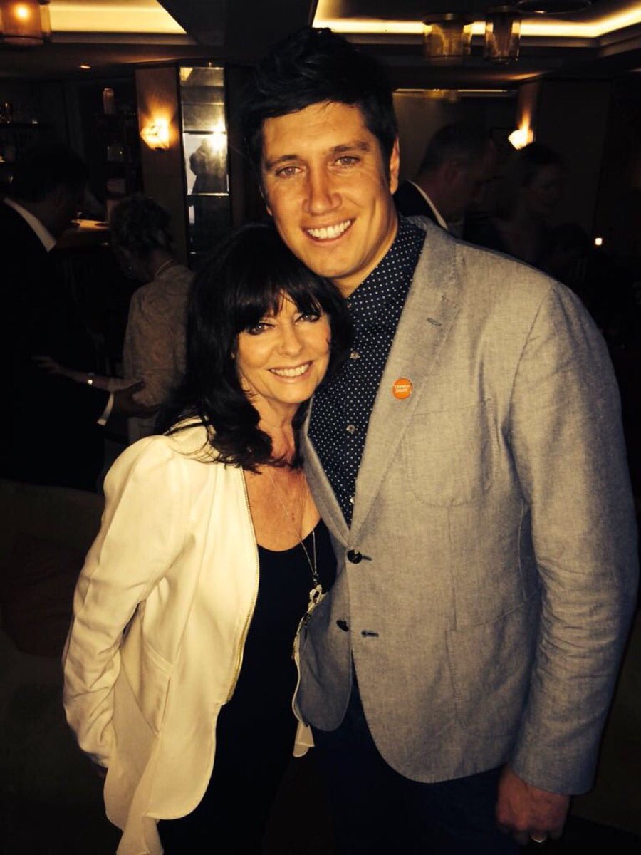 Happy Birthday Fabulous Vernon Kay. Great presenter and lovely man. Fab memory at a charity event at the Ivy. Have a great day with Tess and family. @vernonkay @BBCRadio2 #AllStarFamilyFortunes #FormulaE @imacelebrity @BBCTheOneShow @TessDaly #SundayFunday