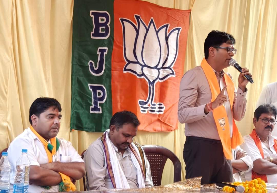 vikas64999's tweet photo. प्रदेश के वित्त मंत्री व @RaigarhDistके लोकप्रिय विधायक श्री @OPChoudhary_Ind जी के साथ रायगढ़ नगर मंडल और जुटमिल चक्रधर नगर मंडल के बापूनगर, चांदनी चौक,जुटमिल, बेलादुला, मिटठूमुड़ा,स्टेशन चौक शक्ति केंद्र में आयोजित नुक्कड़ सभाओं में शामिल हुआ। @BJP4CGState @ajayjamwalbjp https://t.co/EW5jzjsQhx